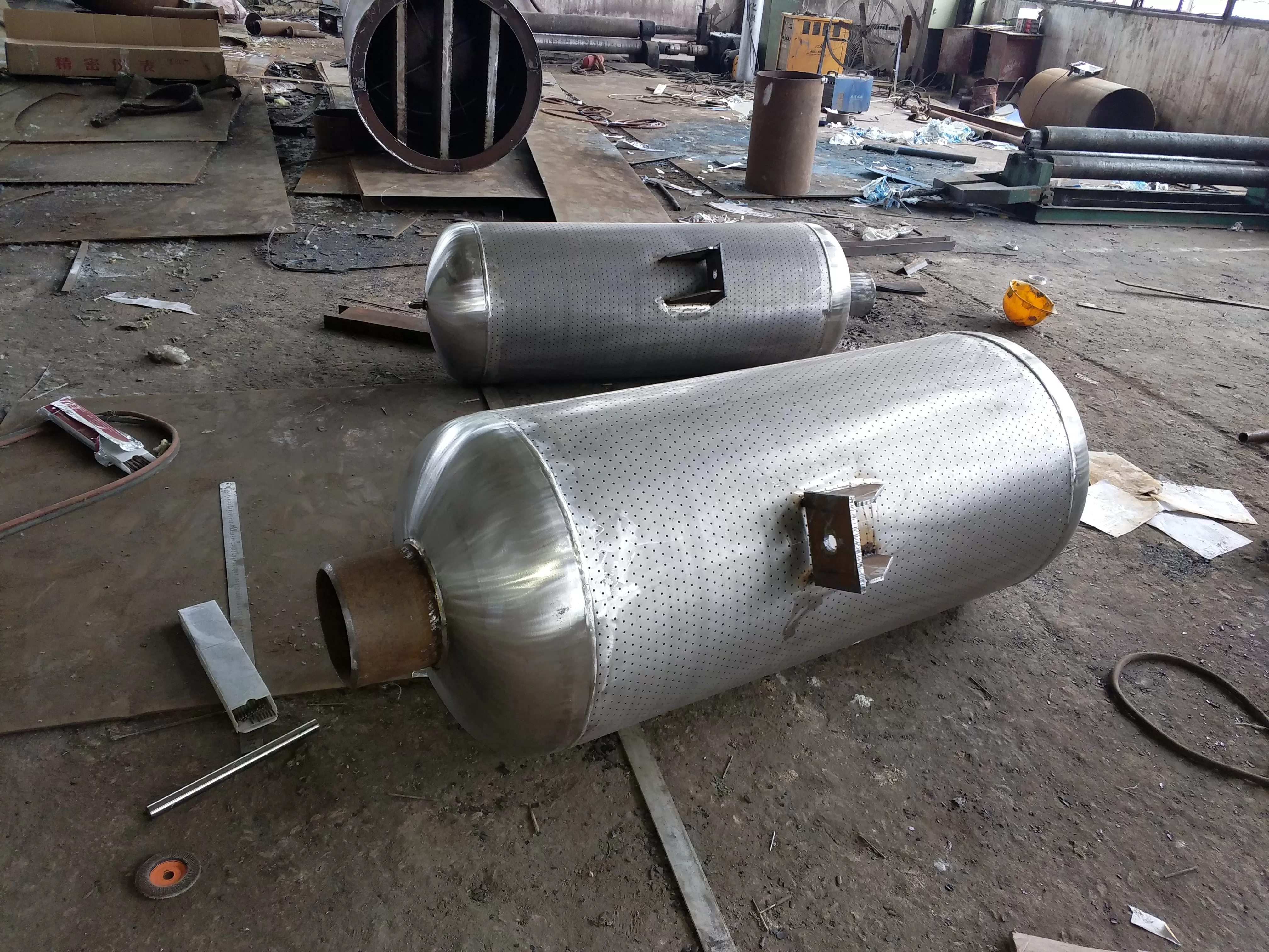 Small hole injection silencer